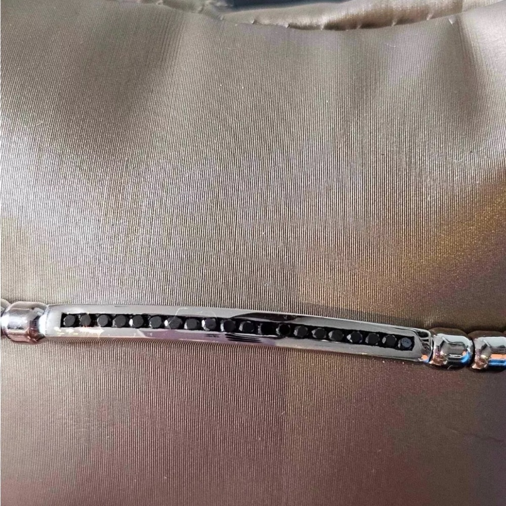 18k white gold Hulchi Belluni with black diamonds